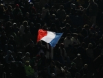Bandeira francesa 'ilumina' o estádio; no gramado o brilho da seleção não foi o mesmo